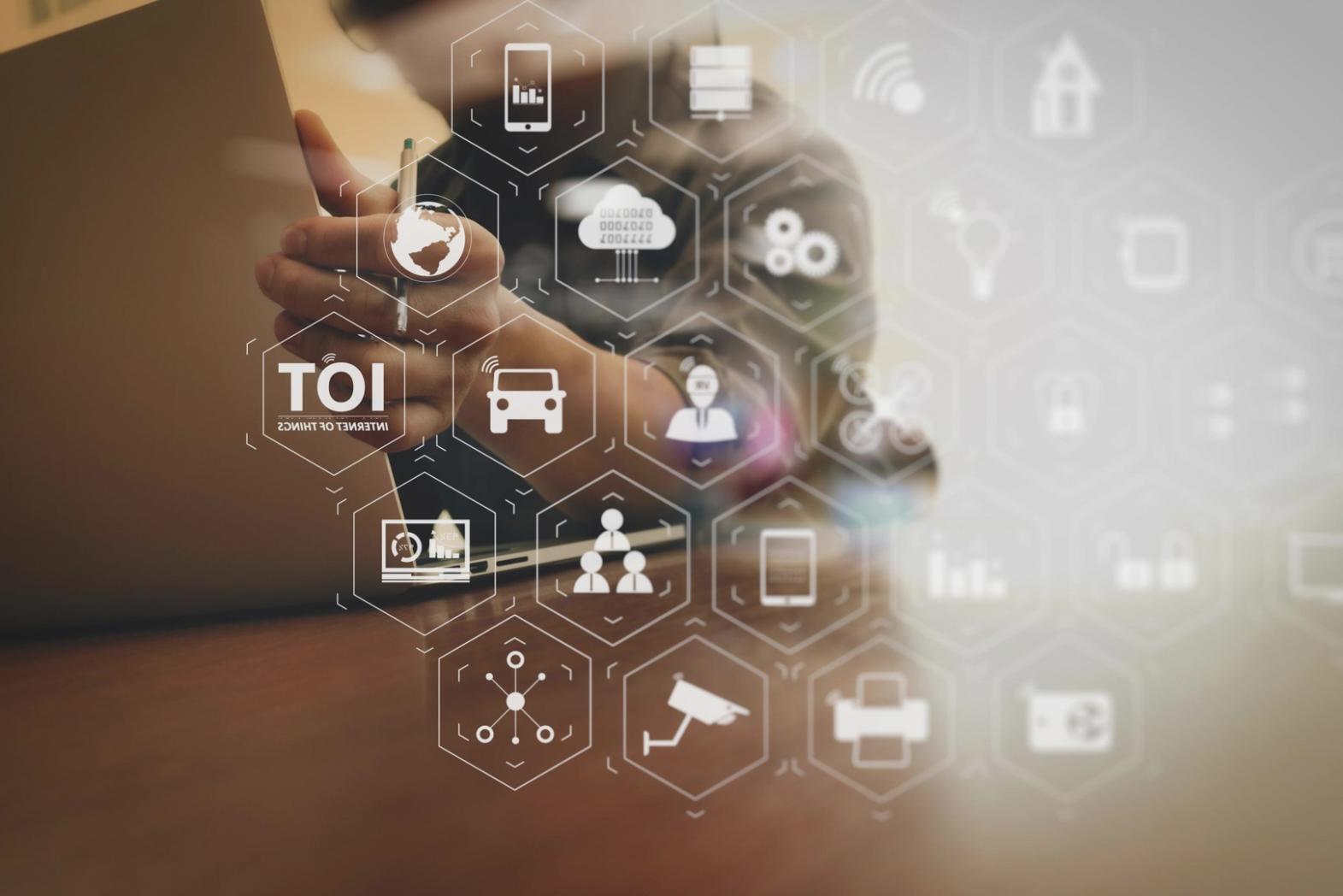 Teilnehmer bei der Analyse von Website-Traffic-Daten